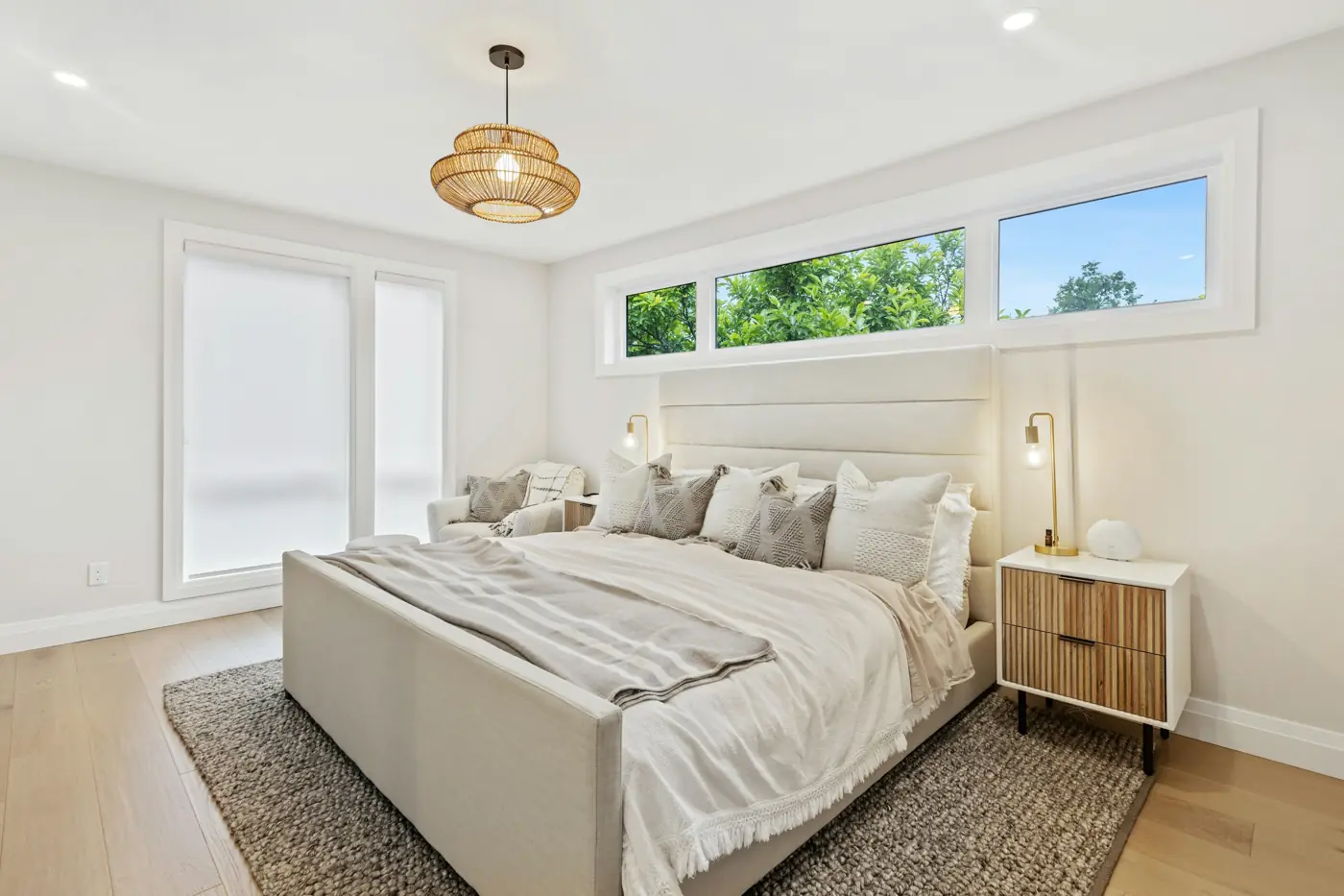Recámara luminosa con ropa de cama blanca